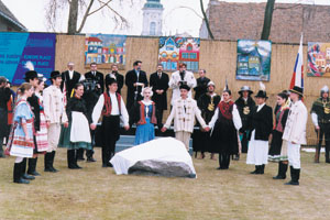 Mitglieder der Tanzgruppen „Schiffsbauer“ und „Donau“ stehen Ehrenspalier.
