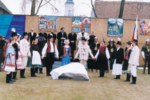 The foundation stone surrounded by the folk dance groups Shipbuilder and Danube